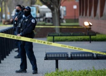 POLIS mengawal ketat lokasi kejadian di fasiliti Fedex, berhampiran lapangan terbang antarabangsa di Indianapolis, AS. -AFP