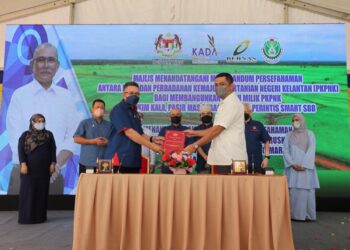 MAJLIS pertukaran dokumen memorandum persefahaman pelaksanaan projek SMART SBB antara KADA dan Bernas di Pasir Puteh, Kelantan.