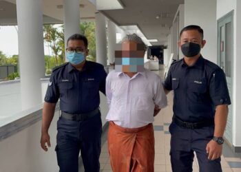 SEORANG imam diiring keluar anggota polis selepas mengaku tidak bersalah di Mahkamah Majistret dan Mahkamah Sesyen, Ayer Keroh, Melaka atas pertuduhan kesalahan seksual termasuk berbogel di depan kanak-kanak perempuan. - UTUSAN/DIYANATUL ATIQAH ZAKARYA 