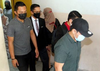 AZHAR Ahmad M. Salbi (kanan) dan Syafik Abu Khalipah (kiri) di bawa ke Mahkamah Sesyen Johor Bahru atas pendakwaan menerima rasuah. - UTUSAN/ RAJA JAAFAR ALI