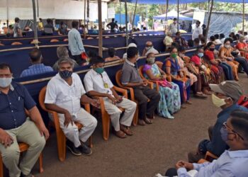 PENDUDUK menunggu giliran untuk menerima suntikan vaksin Covid-19 di sebuah pusat vaksinasi di Mumbai. - AFP