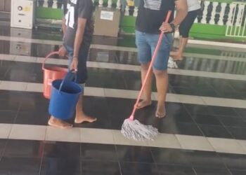 TANGKAP layar  klip video daripada aplikasi TikTok, rejean0810 memaparkan sekumpulan belia India membantu membersihkan sebuah masjid terjejas banjir di Klang, Selangor.