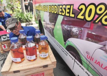 penyelidik di Indonesia sedang menjalankan kajian penghasilan petrol daripada minyak sawit dalam usaha meningkatkan kepelbagaian kegunaan minyak tersebut. – AGENSI