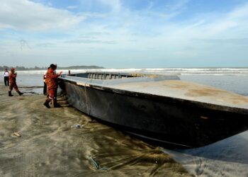 BOT pancung dinaiki 50 PATI yang karam selepas berdepan cuaca buruk di perairan Tanjung Balau, Kota Tinggi, Johor. - UTUSAN/RAJA JAAFAR ALI