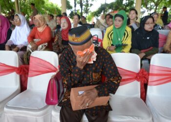 SEORANG warga emas menitiskan air mata ketika menghadiri majlis memperingati mangsa kekejaman tentera Belanda di Makassar, Indonesia. - AFP