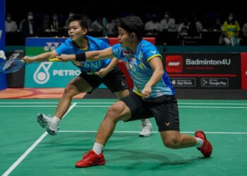 PEMAIN beregu wanita Indonesia, Apriyani Rahayu dan Siti Fadila Silva Ramadhanti sewaktu menentang pemain China, Zhang Shu Xian dan Zheng Yu pada perlawanan akhir Terbuka Malaysia 2022 di Axiata Arena Bukit Jalil di sini, hari ini. UTUSAN/FARIZ RUSADIO.