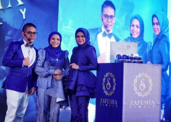 Afizam Abdul Aziz (kiri), Siti Aisah Muhammad Hamim (tengah) bersama duta produk Zafesha, Datin Alyah ketika pelancaran Program Pemasaran Produk Zafesha di Dorsett Putrajaya, dua tahun lalu. – UTUSAN/AMIR KHALID