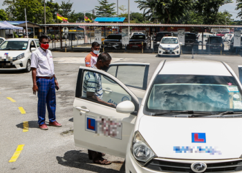 PELAKSANAAN E-TESTING merupakan usaha Kementerian Pengangkutan dan Jabatan Pengangkutan Jalan Malaysia untuk mempermudahkan urusan pemilikan Lesen Memandu Malaysia. - GAMBAR HIASAN