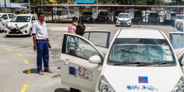 PELAKSANAAN E-TESTING merupakan usaha Kementerian Pengangkutan dan Jabatan Pengangkutan Jalan Malaysia untuk mempermudahkan urusan pemilikan Lesen Memandu Malaysia. - GAMBAR HIASAN