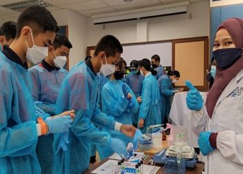 PARA perserta berkesempatan menjalankan uji kaji di makmal semasa Program ‘Fun@Laboratory’ anjuran IPB UMS dengan U-Science UMS, baru-baru ini.