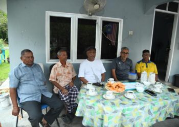 ISMAIL Kassim (tengah) bersama penduduk di Kampung Utan Buloh, Arau, Perlis hari ini.- UTUSAN/IZLIZAN OTHMAN