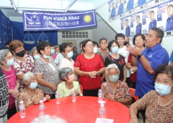 ISMAIL Mohamed Said (kanan) bersama ibu tunggal dalam program bersama ibu tunggal anjuran MCA Kuala Krau di Kuala Krau, Pahang.