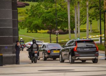 KENDERAAN membawa  Al-Sultan Abdullah Ri'ayatuddin Al-Mustafa Billah Shah tiba di Istana Negara bagi bertemu raja-raja Melayu untuk membincangkan beberapa cadangan yang dipersembahkan kerajaan di Kuala Lumpur, hari ini. - UTUSAN/FARIZ RUSADIO