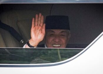 AHMAD Zahid Hamidi hadir ke Istana Negara untuk menghadap Yang di-Pertuan Agong. - UTUSAN/SHIDDIEQIIN ZON