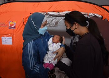 Isteri Perdana Menteri, Datin Seri Muhaini Zainal Abidin Ikiri) dan anak perempuannya, Datin Nina Sabrina Ismail Sabri menyantuni mangsa banjir di pusat pemindahan sementara  Seksyen 17 Shah Alam.