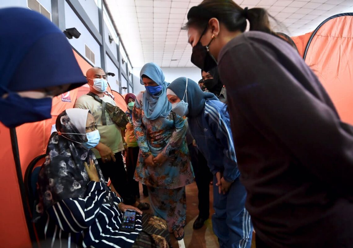 Isteri Perdana Menteri Lawat, Santuni Mangsa Banjir - Utusan Malaysia