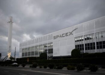 SPACEX berhasrat melancarkan misi pertama membawa orang awam ke orbit Bumi pada tahun ini. - AFP