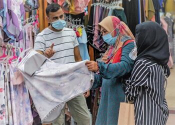 GUNAKAN tempoh sebulan dalam Ramadan ini untuk sama-sama patuh SOP Covid-19. - AFP