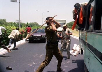 SURUHANJAYA Hak Asasi Manusia Kebangsaan India (NHRC) menyatakan sekurang-kurangnya 194 orang meninggal dunia ketika dalam tahanan polis sejak 2019. - AFP