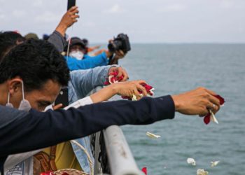 AHLI keluarga mangsa nahas Sriwijaya Air menaburkan bunga sebagai penghormatan terakhir di lokasi nahas di Kepulauan Seribu, Indonesia. - AFP