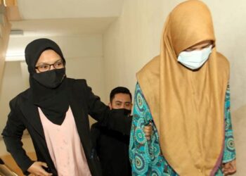 NURUL Hazlin Hashim (kanan) dihadapkan ke Mahkamah Sesyen atas pertuduhan menerima rasuah berjumlah RM26,800 di Johor Bahru, Johor. - FOTO/BAAZLAN IBRAHIM