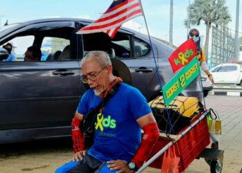 MUCHLIS Eilyas mengharungi perjalanan sejauh 320 kilometer dari Bandar Penawar, Desaru, Johor ke Kuantan, Pahang bagi menjayakan kempen #Walk4CancerKids.