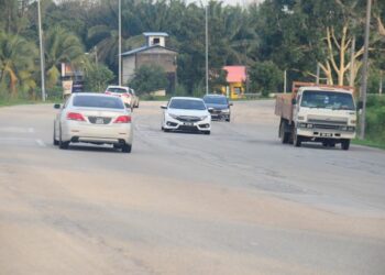 KEADAAN sebatang jalan raya di Kuantan dengan garisan putihnya pudar  yang boleh menyumbang kepada  kemalangan di negara ini. – UTUSAN/SHAIKH AHMAD RAZIF