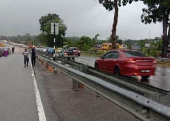 KEADAAN kesesakan kenderaan akibat jalan dinaiki air  berdekatan RPA Changkat Sodang di Lebuhraya Ipoh-Lumut dekat Seri Iskandar hari ini. - UTUSAN/IHSAN PDRM