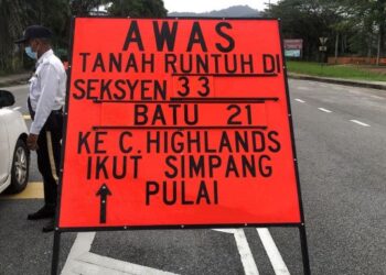 PAPAN tanda penutupan Jalan Tapah ke Cameron Highlands berikutan kerja pembersihan runtuhan tahan di laluan itu hari ini. - FOTO/IHSAN PDRM