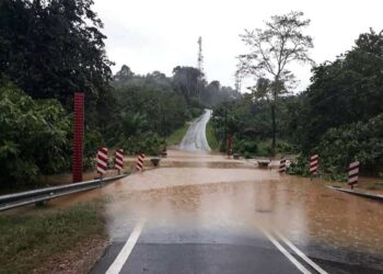 JALAN Batu Embun berhampiran Sungai Kerak ditutup kepada semua kenderaan selepas dinaiki air susulan hujan lebat di Jerantut, Pahang.