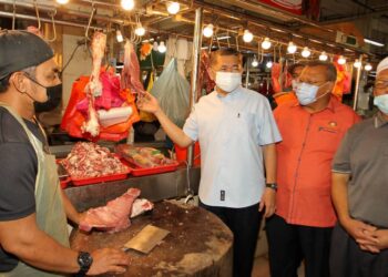 SALAHUDDIN Ayob (tiga dari kanan) ketika meninjau harga ayam dan daging di Pasar Awam Larkin di Johor Bahru, Johor. -UTUSAN/BAAZLAN IBRAHIM