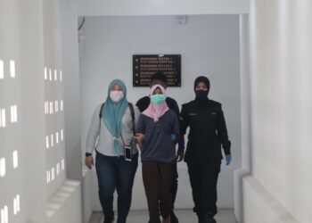 Siti Nashurah Mat Daud didakwa di Mahkamah Majistret Kota Bharu hari ini atas tuduhan membuat laporan palsu  menjadi mangsa rogol di pusat kuarantin Covid-19 di Pengkalan Chepa minggu lalu.