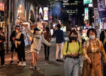 Dianggarkan lebih dua juta rakyat Jepun hilang pekerjaan disebabkan pertumbuhan ekonomi menguncup akibat Covid-19. – GAMBAR HIASAN/AFP