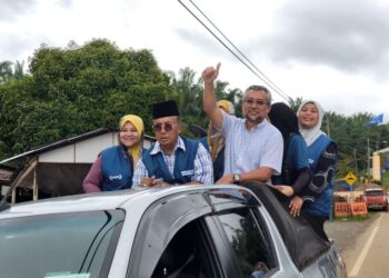 JASRI Jamaludin (tunjuk isyarat bagus) ketika melakukan tinjauan mesra di Felda Ulu Jempol di Maran, Pahang.