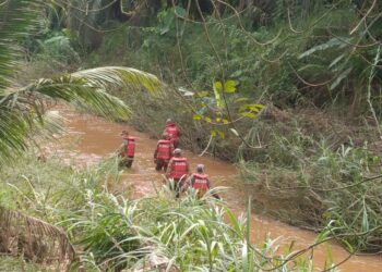 ANGGOTA JBPM mencari warga emas yang dipercayai jatuh ke dalam sungai di Laman Cheroh di Raub, Pahang. - IHSAN JBPM PAHANG