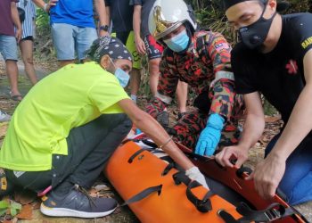 ANGGOTA pasukan bomba dan penyelamat membawa turun seorang pengayuh basikal yang cedera selepas terjatuh dari cerun setinggi enam meter dalam kejadian di Bayan Lepas, Pulau Pinang pagi tadi.