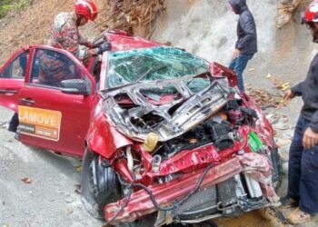 ANGGOTA Jabatan Bomba dan Penyelamat berusaha membantu mengeluarkan mangsa yang masih berada dalam kenderaan yang terjunam ke dalam gaung, di laluan naik ke Genting Highlands di Bentong, Pahang. - FOTO/IHSAN JBPM PAHANG