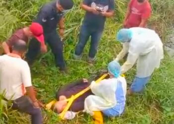 TANGKAP layar video tular yang menunjukkan pasukan perubatan memberi rawatan awal kepada mangsa yang tergelincir di Sungai Mengkabong, Tuaran semalam