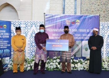 JAWI menerima sumbangan dana dan waqaf al-Quran daripada Pengarah Urusan Kumpulan Zikay Group Bhd, Datuk Khay Ibrahim (dua dari kiri)  di Masjid Wilayah Persekutuan, Kuala Lumpur. - IHSAN JAWI