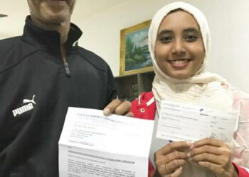 NUR Qistina Aiman Mohammed Amran bersama bapanya antara penerima Bantuan Awal Pendidikan sumbangan Yayasan JCorp bagi membiayai kos awal kemasukan ke Universiti Teknologi MARA Melaka dalam bidang Sarjana Muda Sains Pentadbiran di Johor Bahru, Johor.