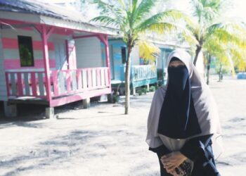 JEHRORSAMOH Kaje di hadapan resort D’Geting Beach yang diusahakannya di Tumpat, Kelantan.