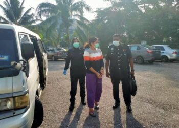 MAZATUL Amira Mohamad Ali (tengah) dibawa polis ke Mahkamah Majistret atas pertuduhan melakukan pemerasan dan perbuatan khianat di sebuah kedai kosmetik, di Tangkak, Johor. -UTUSAN/NUR ALINA HASSAN