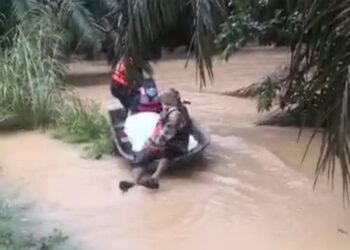 JENAZAH Azudin Ali dibawa pulang dengan menaiki bot kerana Jalan Persekutuan Bandar Jengka-Felda Ulu Jempul yang merupakan laluan utama ke rumah arwah dinaiki air.