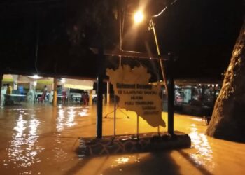 AIR Sungai Tembeling mula melimpah memasuki kawasan dataran kampung termasuk tempat menunggu bot penambang dan kedai makan di Kampung Bantal, Jerantut, Pahang, hari ini. - IHSAN PENDUDUK