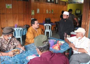 MOHAMAD Alias Rasman (duduk, dua kiri) ketika menyantuni pengundi di kawasan DUN Johor Lama sempena PRN Johor di Kota Tinggi, Johor.