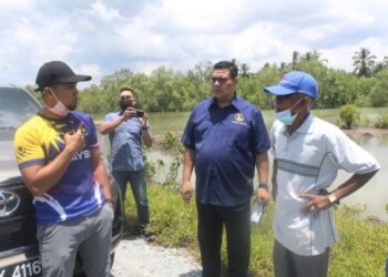 JEFRIDIN Atan (tengah) dan Mansor Mahidin (kanan) mendengar penjelasan daripada seorang penduduk mengenai cadangan pembinaan pintu air baru di Perpat Timbul, Serkat di Pontian, Johor.