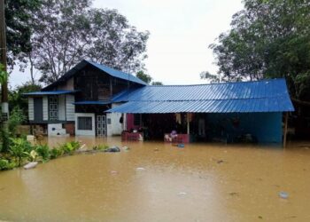 KEDIAMAN salah sebuah rumah mangsa banjir, Maheran Adon yang dinaiki air sehingga paras lutut di Kampung Seberang Batu Badak, Segamat di Johor. -UTUSAN/FARAHWAHIDA  AHMAD