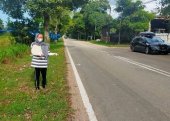 MANGSA menunjukkan tempatnya terlibat kemalangan setelah terbelit bendera parti politik yang dipasang di Kampung Cahaya Baru, Pasir Gudang, Johor.