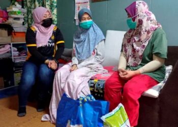 NURDAHLIA Hamidi (tengah) ketika menerima kunjungan Nor Adibah Safar (kiri) sempena Program Konvoi Sentuhan Kasih Puteri 10Gara Prihatin di Kampung Temenin Baru, Kota Tinggi, Johor. - UTUSAN/MASTURAH SURADI