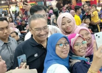 HISHAMMUDDIN Hussein beramah mesra dengan orang ramai yang hadir pada Majlis Jom Santai Orang Muda Sembrong di Ngepot Kabin, Kluang.